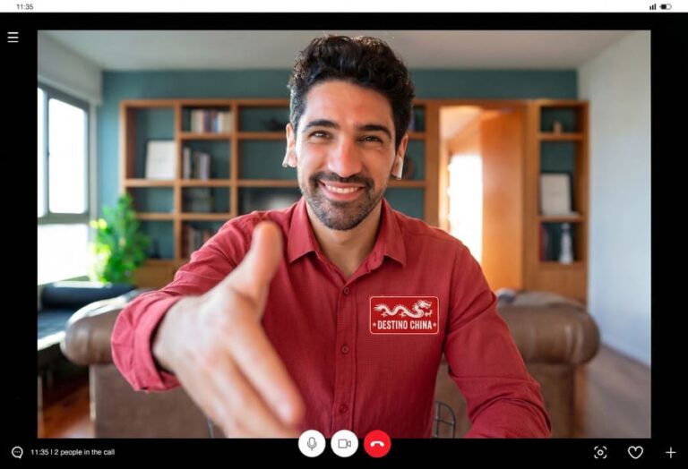Hombre sonriendo frente a la cámara (estilo corporativo).