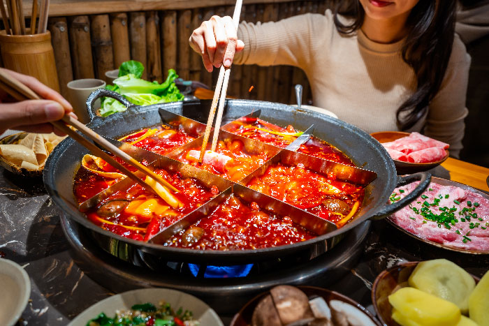 Plato de Hot Pot rojo y picante típico de Chongqing.