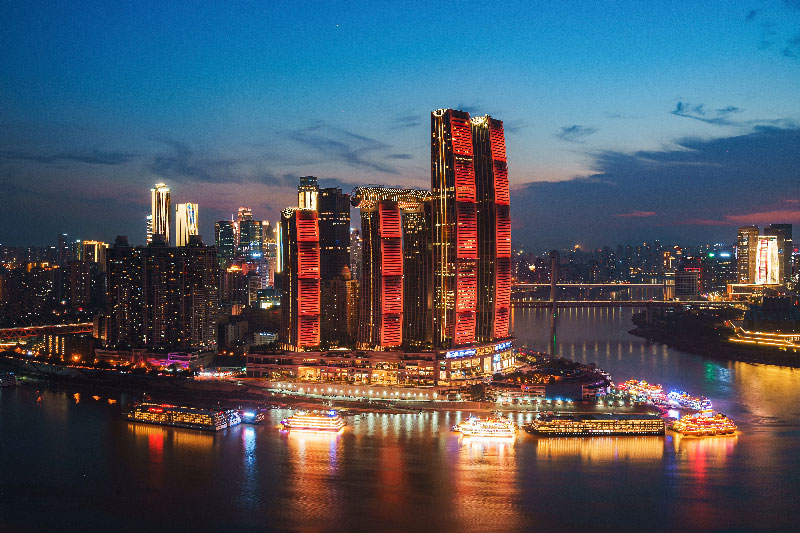 Paisaje urbano moderno de rascacielos en Chongqing.