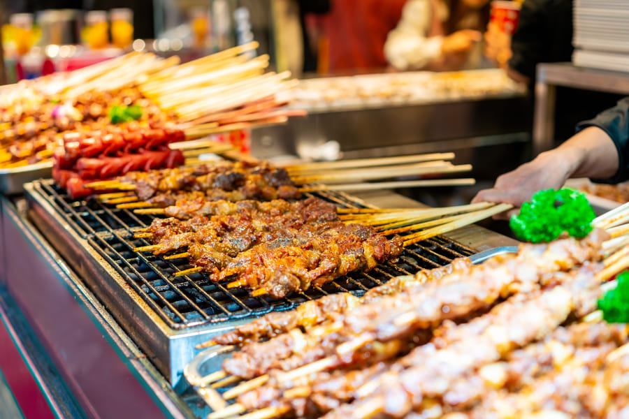 Pinchos de comida callejera tradicional china.