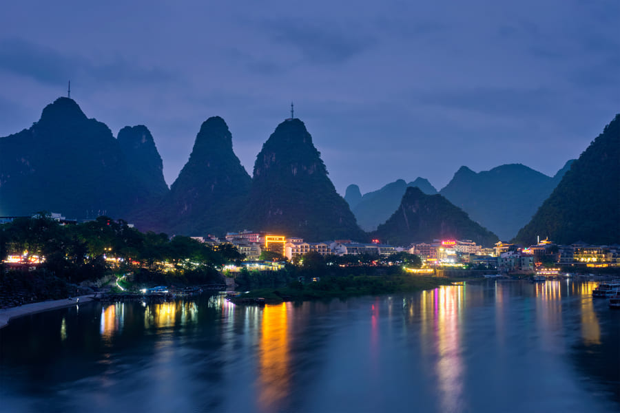 Paisaje de Yangshuo iluminado durante la noche.