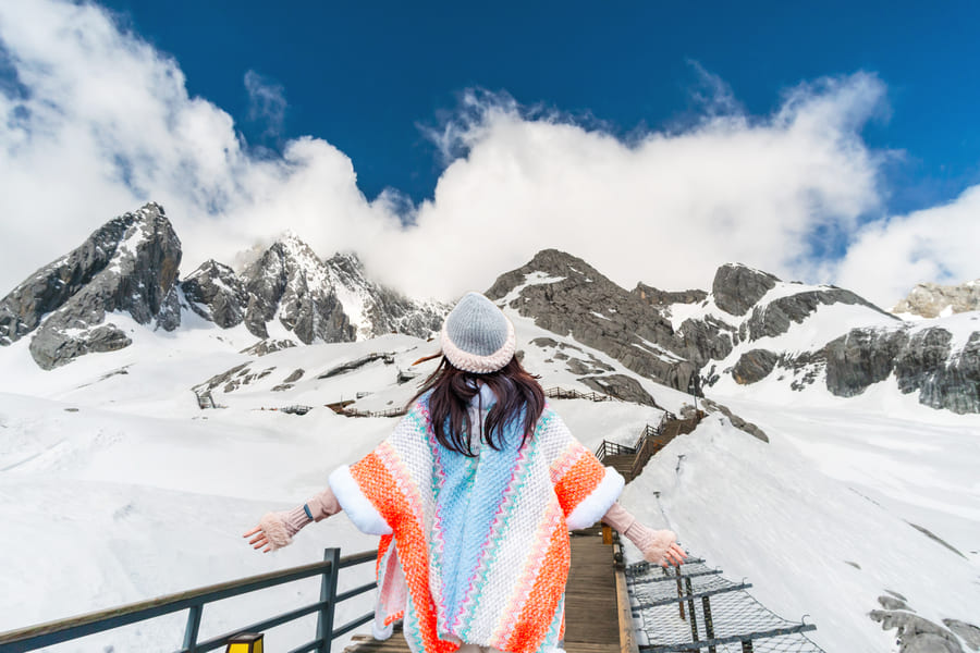 Senderista en los paisajes nevados de Yulong.