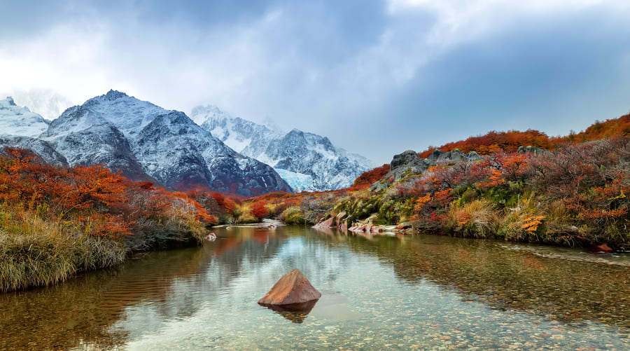 Lago con montañas nevadas al fondo en Yunnan.